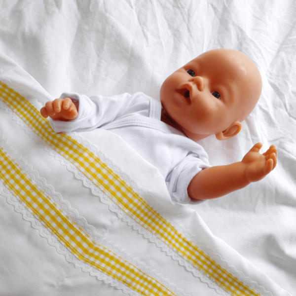 Chiz-Chic wieglaken met gele bies met baby