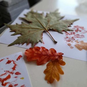 herfst knutsel ideeën voor peuter en kleuter bladeren stempelen
