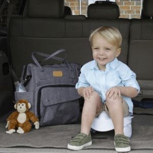 Potette Plus potje en toiletverkleiner jongetje op het potje in de achterklep van auto