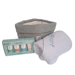 Jollein kraamcadeau mandje, badcape met naam en naif mini set