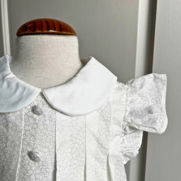 Witte klassieke baby jurk detail